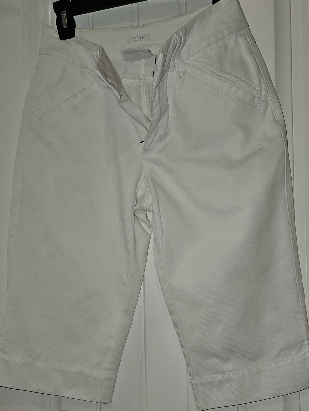 Liz Claiborne White Capris